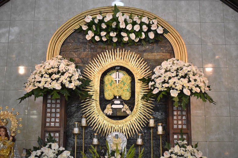 キリスト教の葬儀の祭壇で、白い花が飾ってある